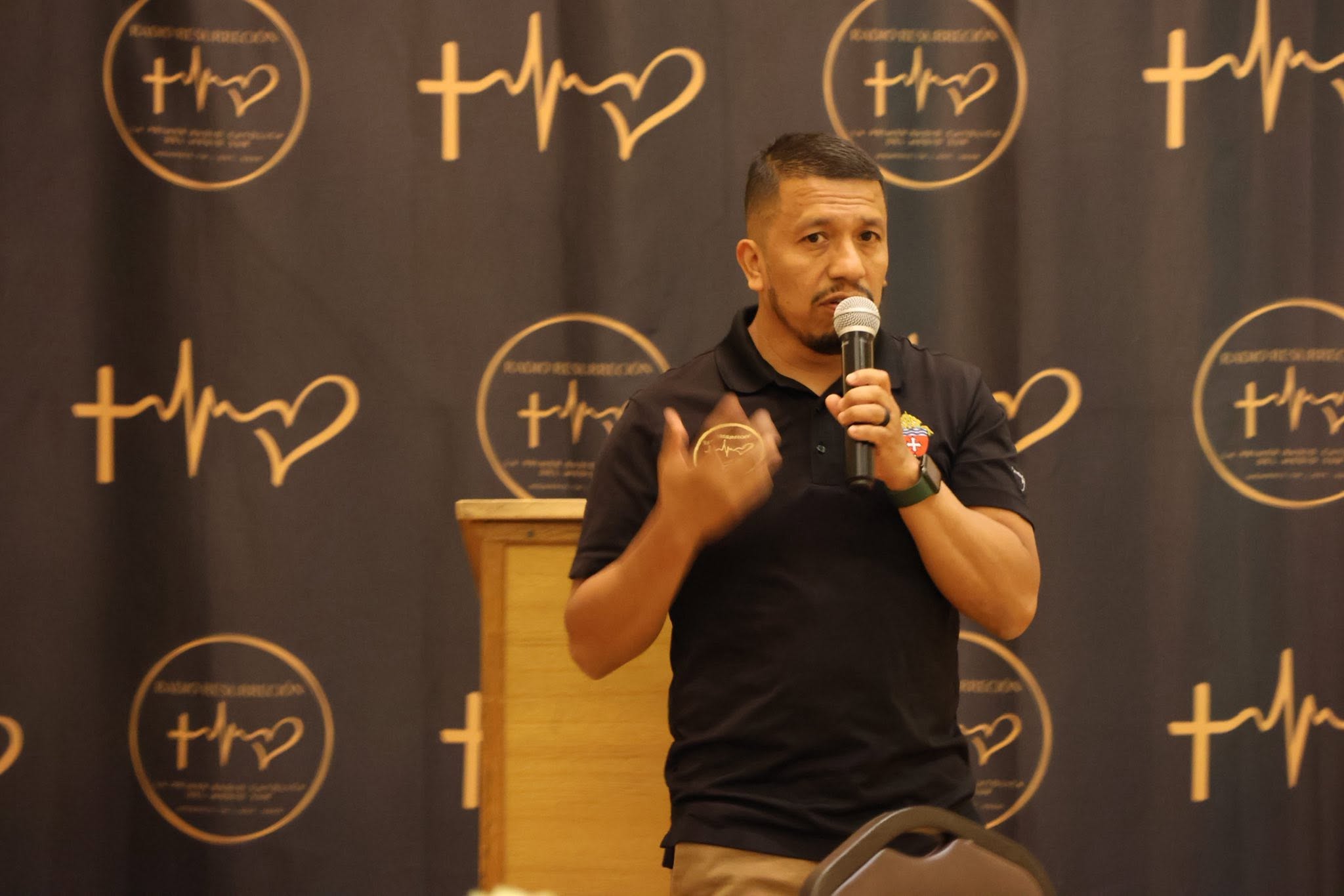 Servidor de Radio Resurrección compartiendo un mensaje ante la comunidad