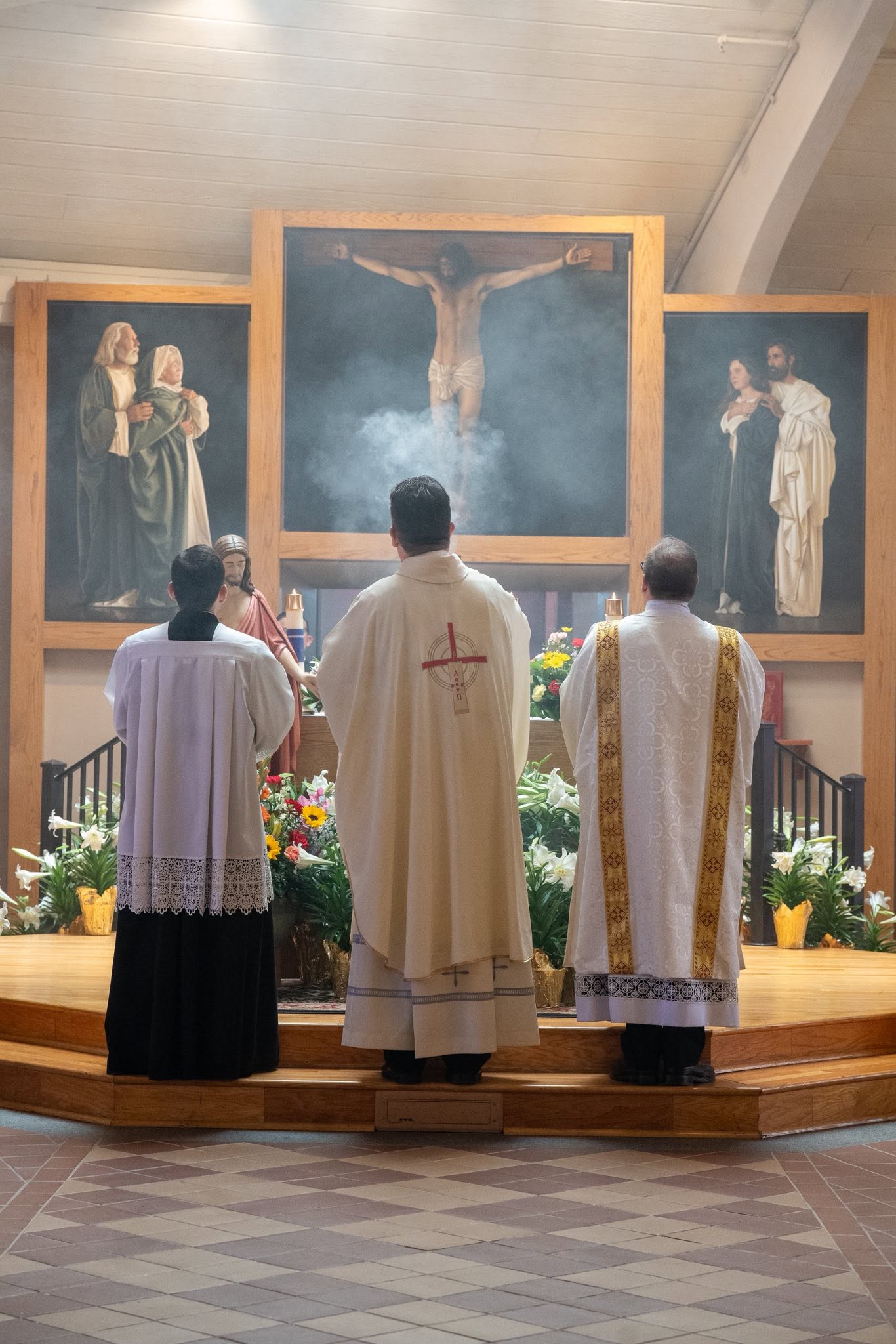 Sacerdotes y ministro ante el altar durante una celebración litúrgica