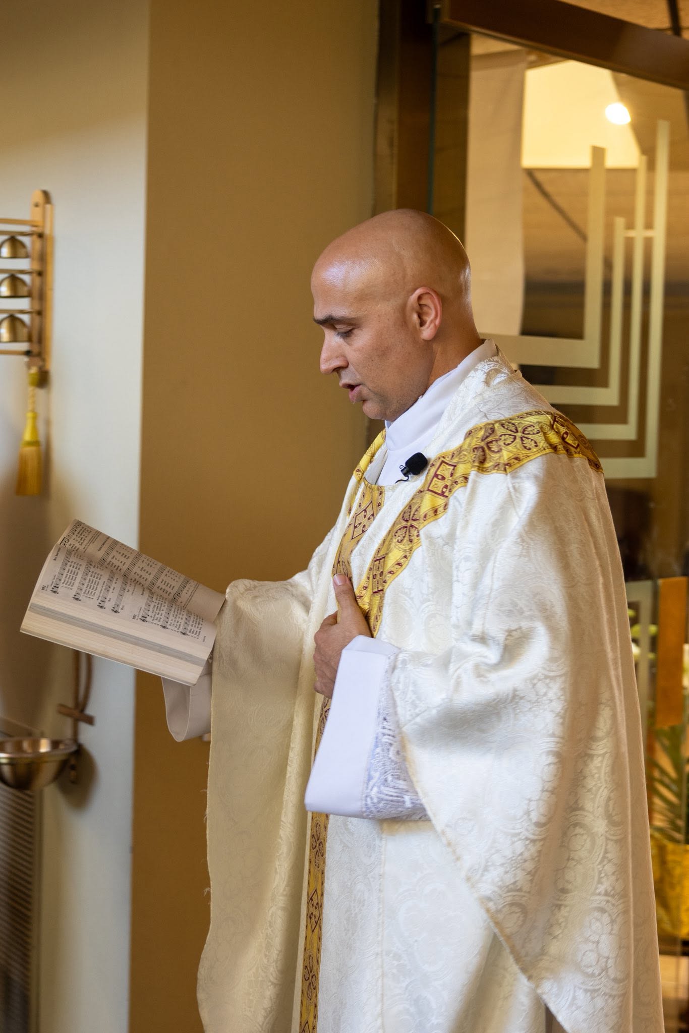Sacerdote participando en una celebración de la Iglesia