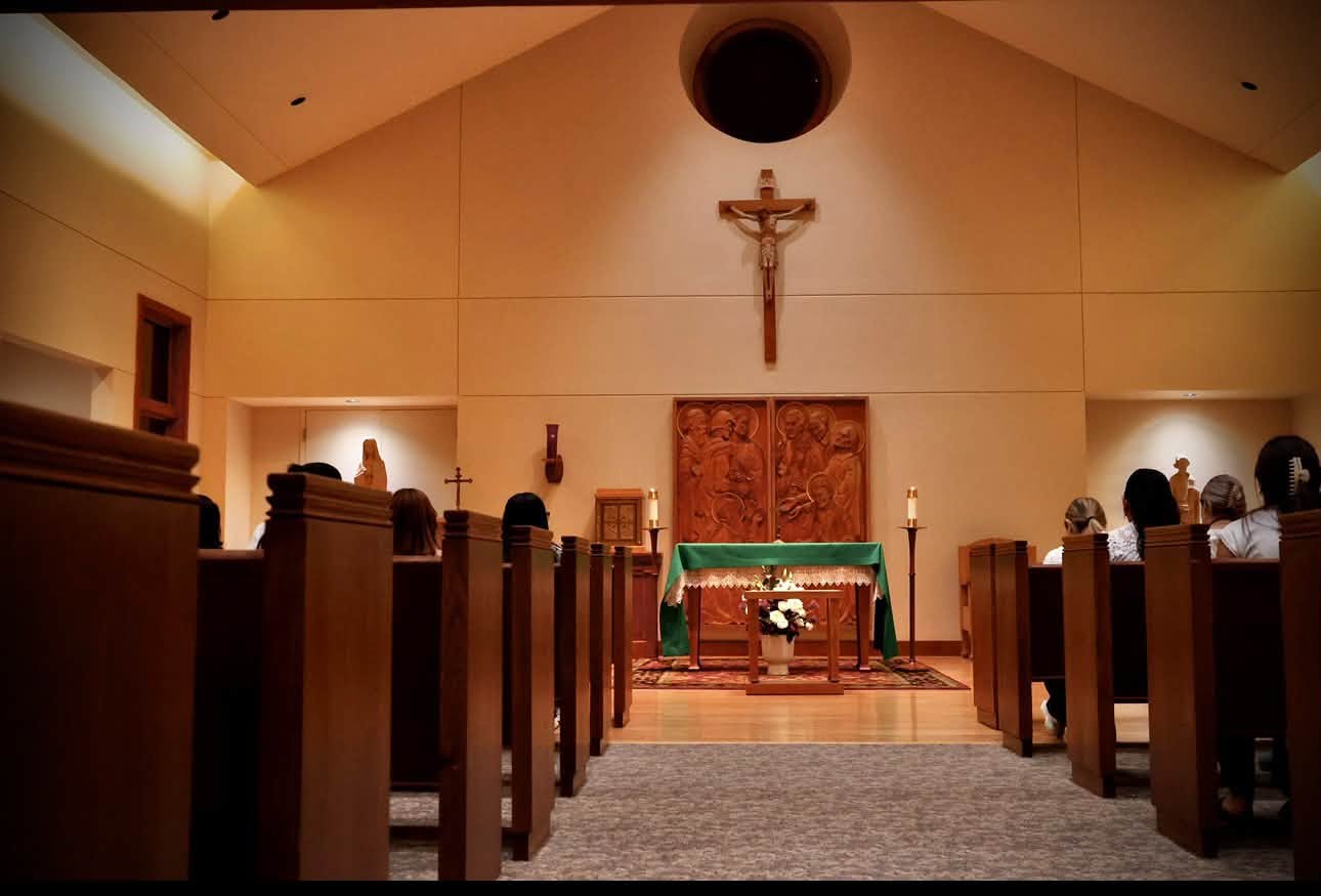 La comunidad de Rescatado 2026 reunida en la capilla ante el altar y el crucifijo