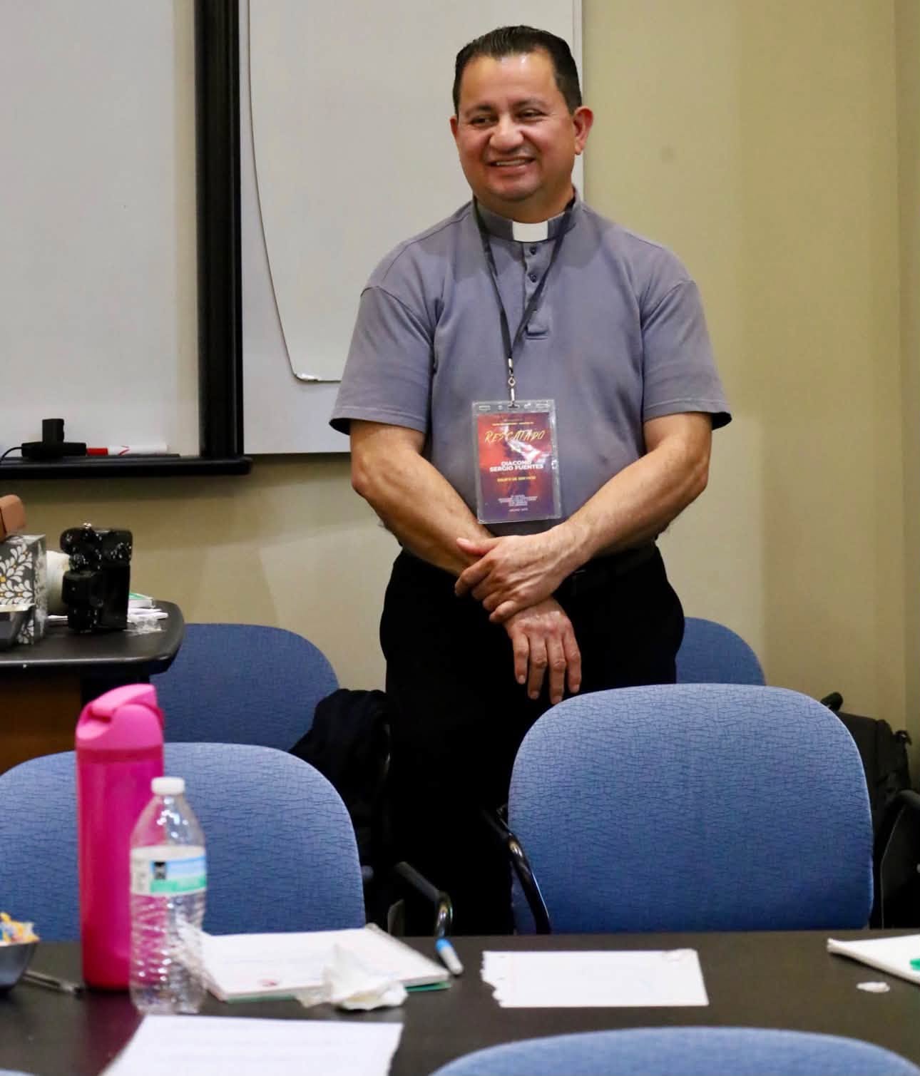 Sacerdote acompañando a la comunidad durante Rescatado 2026