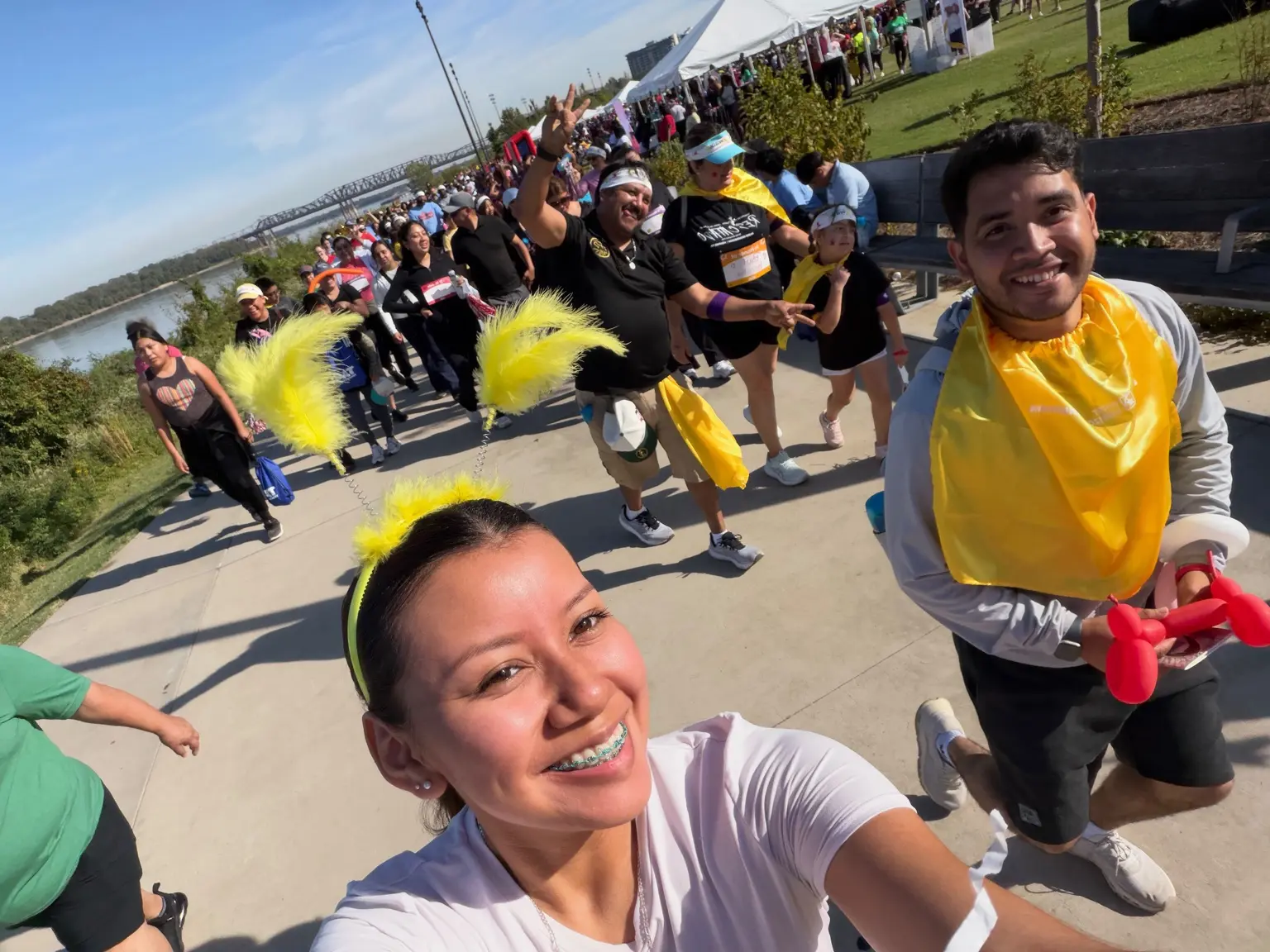 Participantes celebrando con alegría durante la caminata