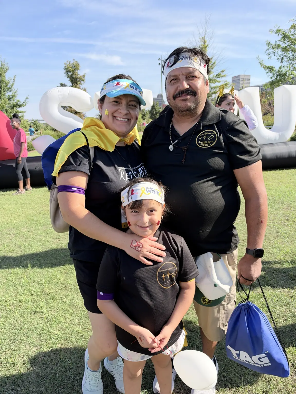 Familia del equipo de Radio Resurrección en la caminata de St. Jude