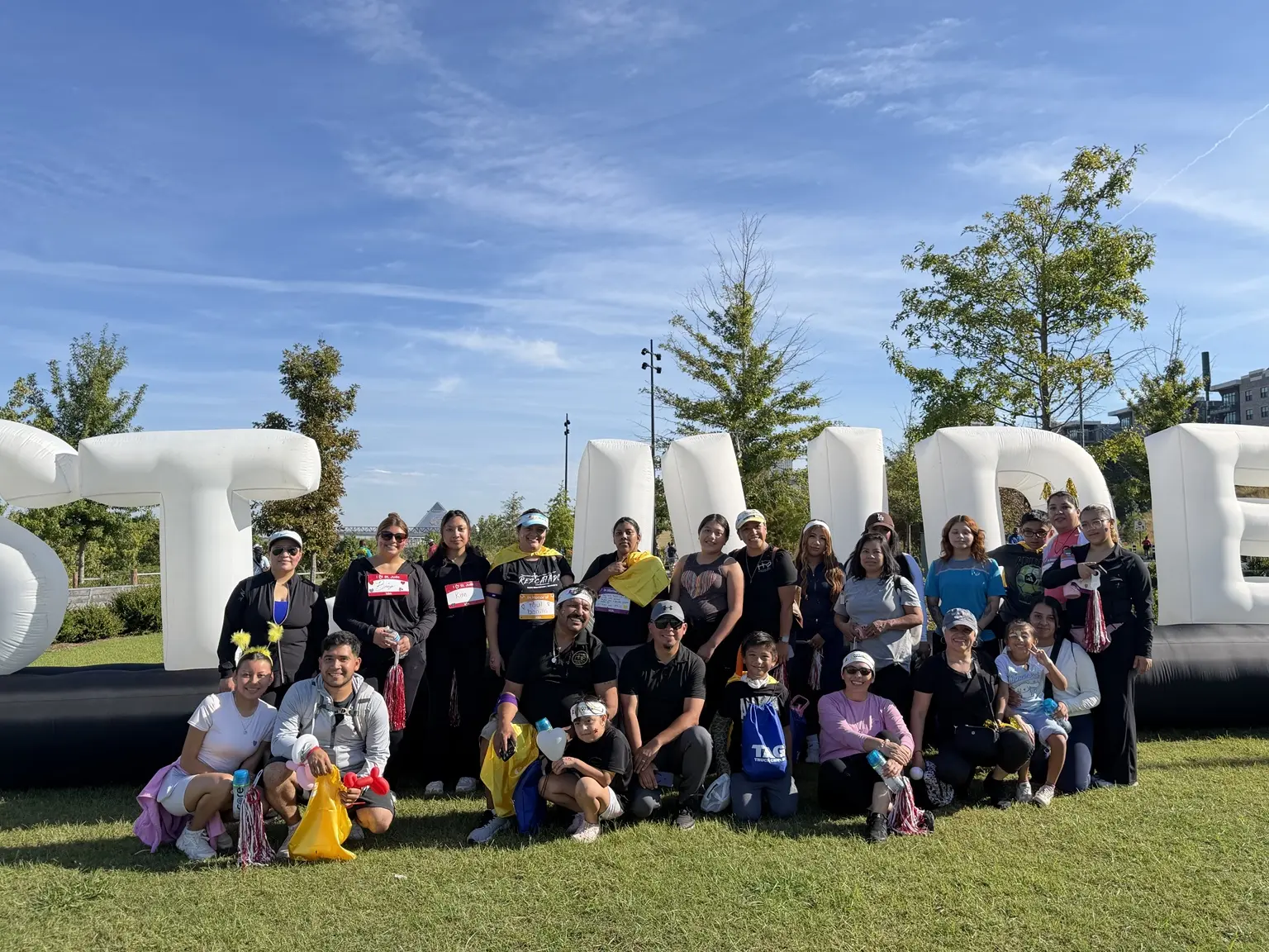 Equipo completo de Radio Resurrección frente al monumento de St. Jude